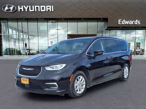 Used 2024 Chrysler Pacifica Touring-L image 1