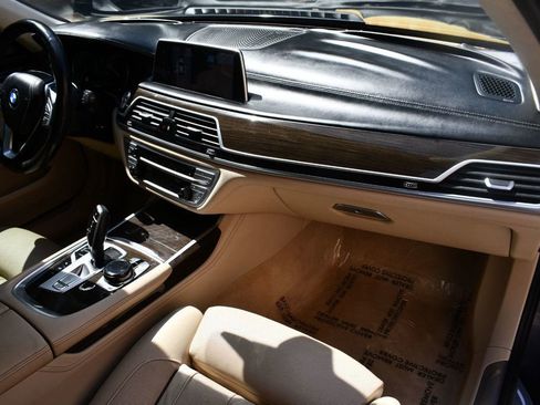 Used 2017 BMW 750i xDrive image 36