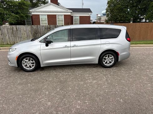 Used 2024 Chrysler Pacifica Touring-L FWD image 2