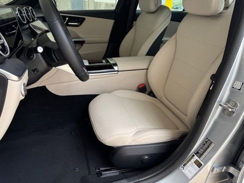 Used 2025 Mercedes-Benz C 300 Sedan image 13