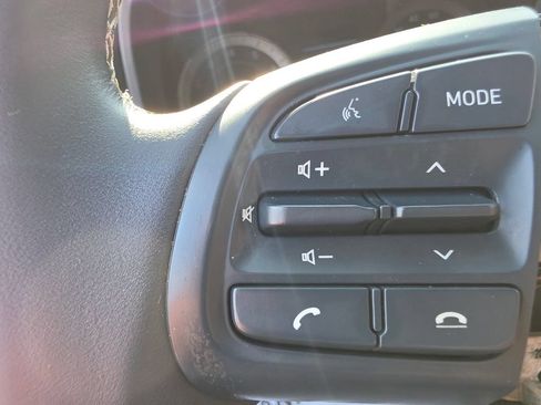 Used 2022 Hyundai Venue Limited FWD image 9