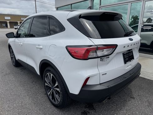 Used 2022 Ford Escape SE w/ SE Sport Appearance Package FWD image 2