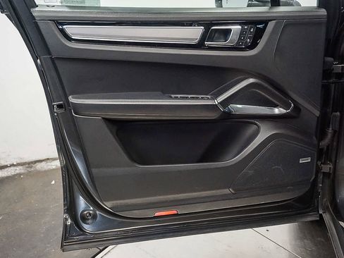 Certified 2022 Porsche Cayenne Turbo AWD/4WD image 22