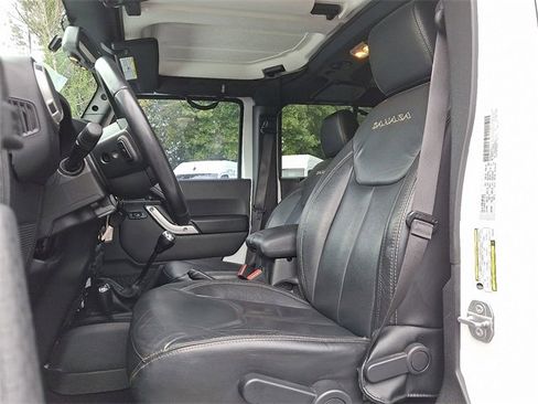 Used 2018 Jeep Wrangler Unlimited Sahara w/ Connectivity Group image 12