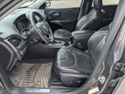 Used 2019 Jeep Cherokee Limited image 2