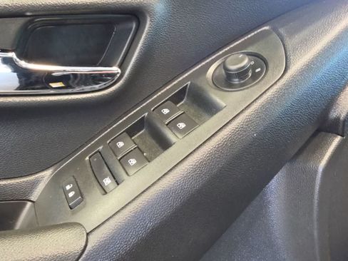 Used 2020 Chevrolet Trax LT w/ LT Convenience Package FWD image 16