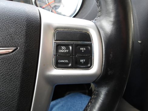 Used 2016 Chrysler Town & Country Touring image 17