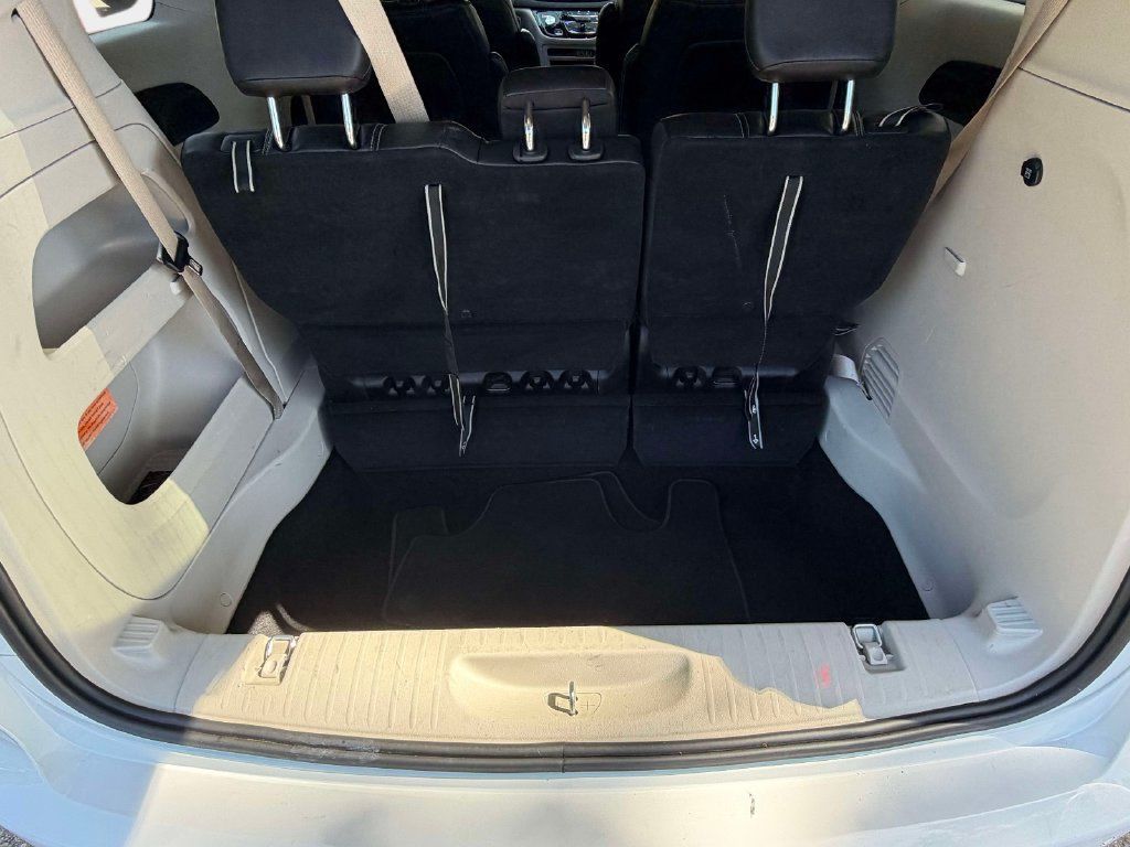 Used 2024 Chrysler Pacifica Touring-L FWD image 11