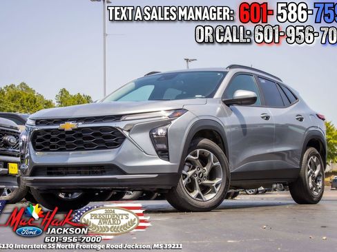 Used 2025 Chevrolet Trax LT FWD image 1