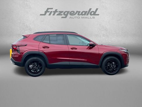 Used 2025 Chevrolet Trax LT FWD image 3