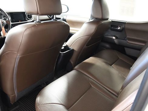 Used 2017 Toyota Tacoma Limited w/ Tow Package image 26