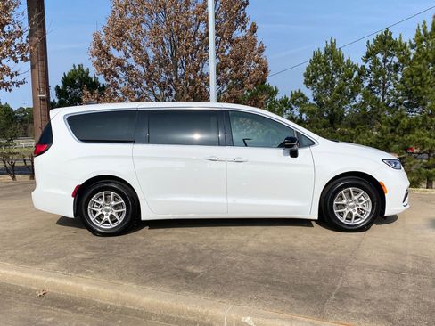 Used 2025 Chrysler Pacifica Select image 7