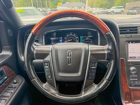 Used 2017 Lincoln Navigator L Select RWD image 10
