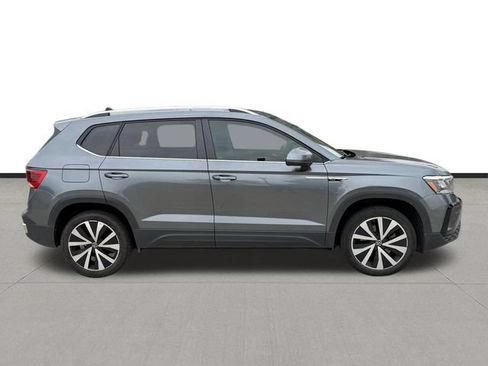 Used 2022 Volkswagen Taos SE FWD image 4
