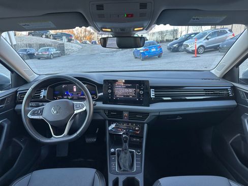 Used 2025 Volkswagen Jetta SE image 32