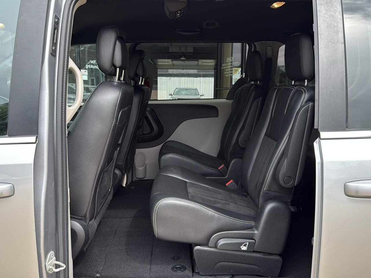 Used 2019 Dodge Grand Caravan SXT FWD image 16