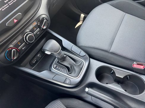 Used 2025 Kia Soul LX w/ LX Technology Package FWD image 39