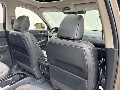 Used 2024 Nissan Pathfinder Platinum FWD image 38