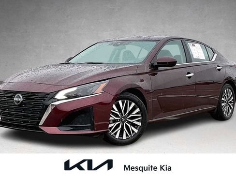 Used 2024 Nissan Altima 2.5 SV image 1