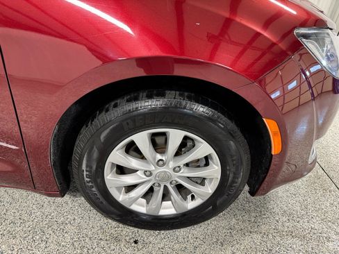 Used 2019 Chrysler Pacifica Touring-L image 10