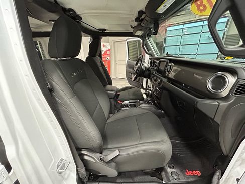 Used 2018 Jeep Wrangler Unlimited Sahara AWD/4WD image 39