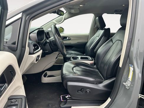Used 2022 Chrysler Pacifica Touring-L image 15