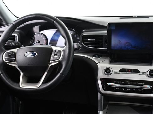 Used 2022 Ford Explorer XLT w/ Equipment Group 202A image 8