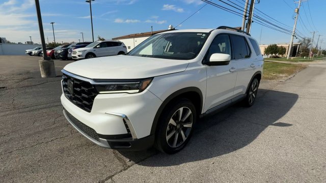 Used 2025 Honda Pilot Touring image 4