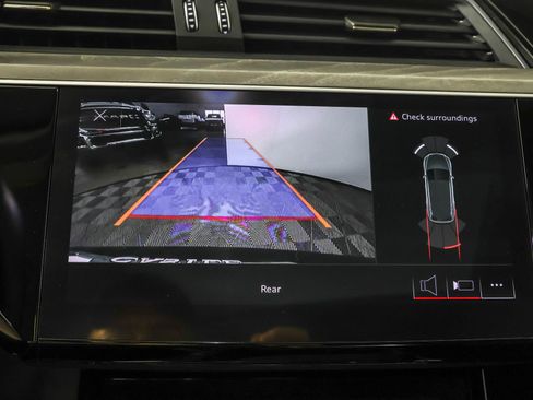 Used 2023 Audi e-tron Premium image 8