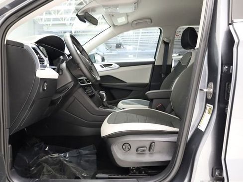 Used 2025 Volkswagen Taos SE w/ Black Wheel Package image 10