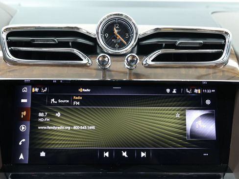 Used 2021 Bentley Bentayga AWD/4WD image 32