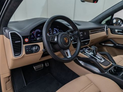 Used 2022 Porsche Cayenne Turbo image 18