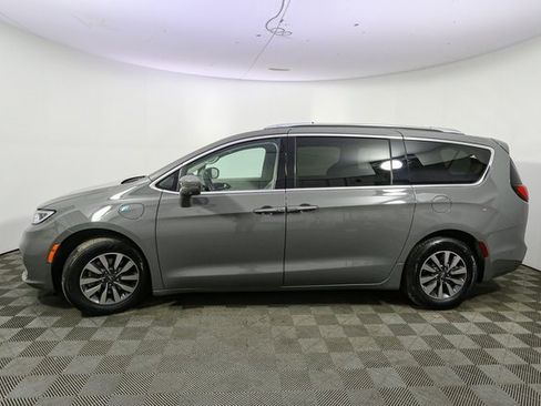 Used 2021 Chrysler Pacifica Touring-L image 6