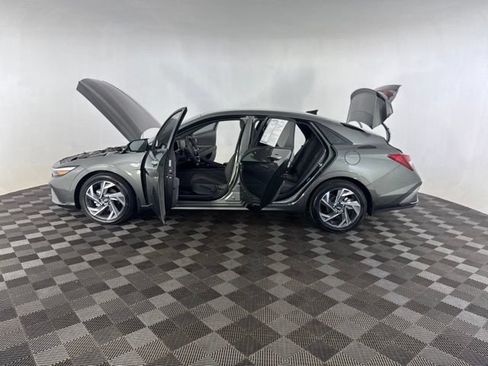 Used 2025 Hyundai Elantra Sport FWD image 12