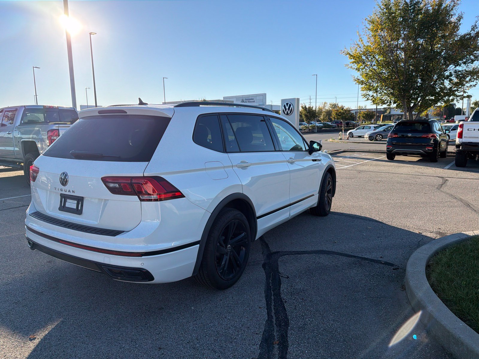 Used 2023 Volkswagen Tiguan SE R-Line FWD image 11