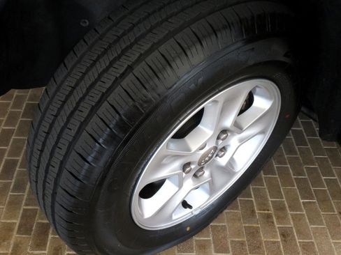 Used 2017 Jeep Grand Cherokee Laredo image 11