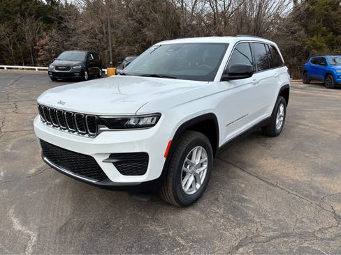 Used 2025 Jeep Grand Cherokee Laredo RWD image 3