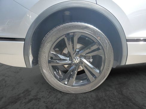 Used 2023 Volkswagen Tiguan SE R-Line FWD image 5