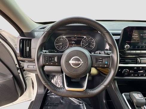 Used 2024 Nissan Pathfinder SV image 11