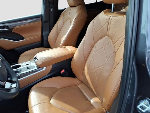 Used 2024 Toyota Highlander Platinum image 19