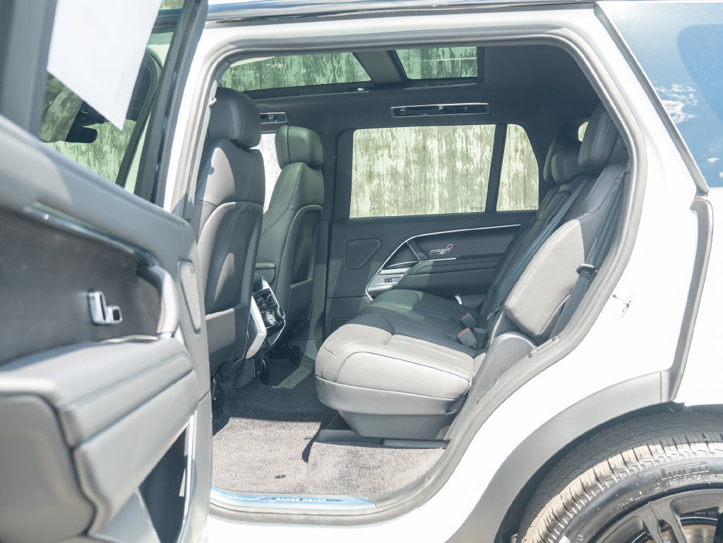 New 2026 Land Rover Range Rover Long Wheelbase SE AWD/4WD image 20