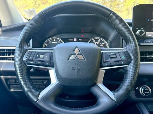 Used 2024 Mitsubishi Outlander AWD image 44