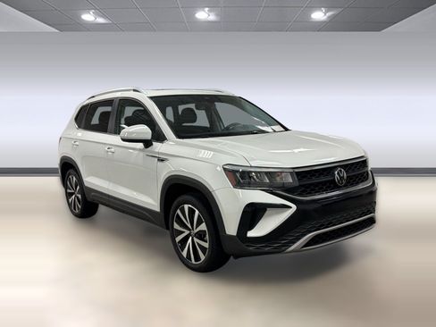 Used 2023 Volkswagen Taos SE w/ Panoramic Sunroof Package FWD image 6