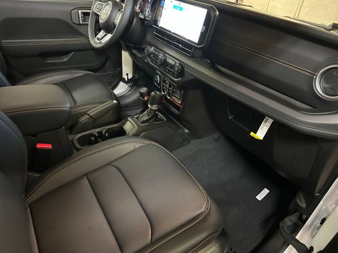 New 2026 Jeep Wrangler Unlimited Sahara AWD/4WD image 15