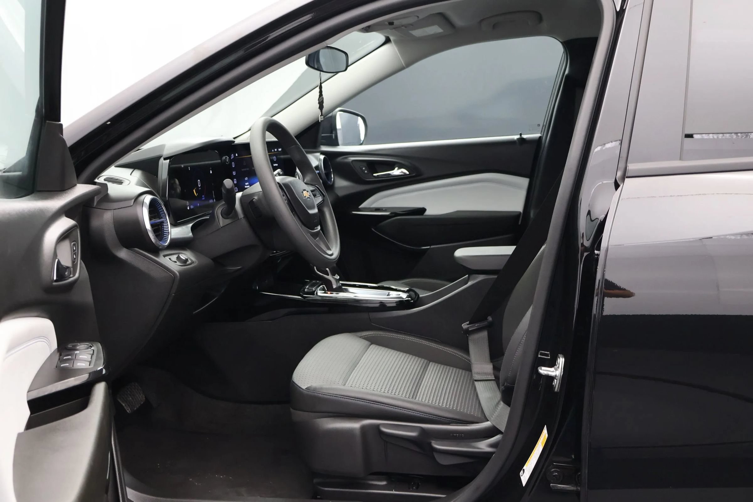Used 2026 Chevrolet Trax LT FWD image 14