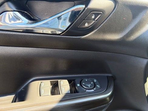 Used 2019 GMC Acadia SLT FWD image 12