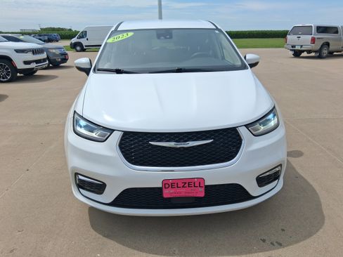 Used 2023 Chrysler Pacifica Touring-L FWD image 3