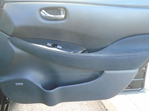 Used 2017 Nissan Leaf SV w/ Premium Package image 28