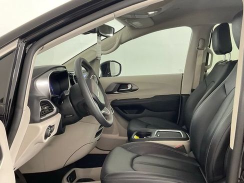 Used 2024 Chrysler Pacifica Touring-L FWD image 10