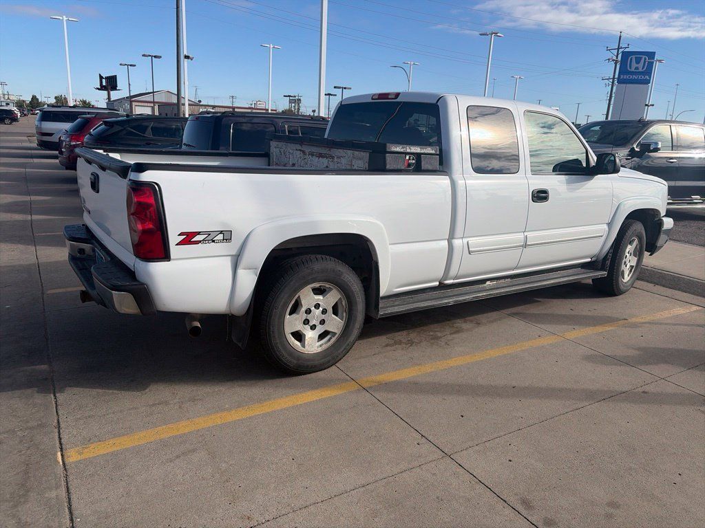 Used 2006 Chevrolet Silverado 1500 LT w/ Light Duty Power Package AWD/4WD image 3